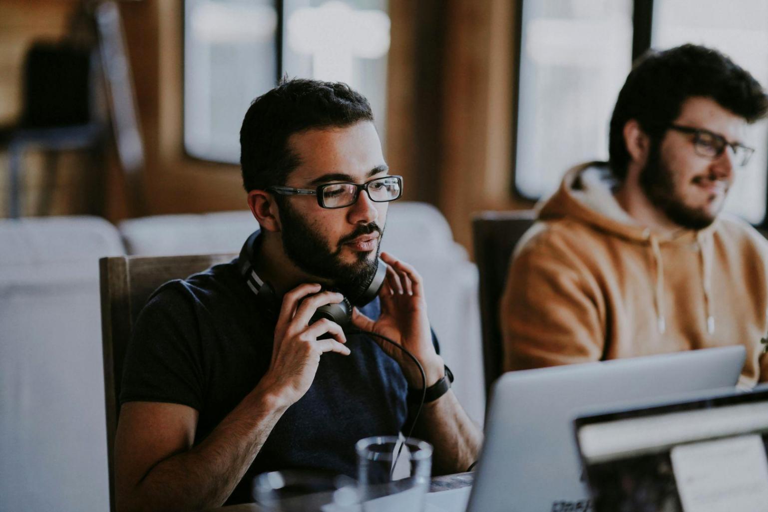 Equipo de falarinexio trabajando en análisis financiero
